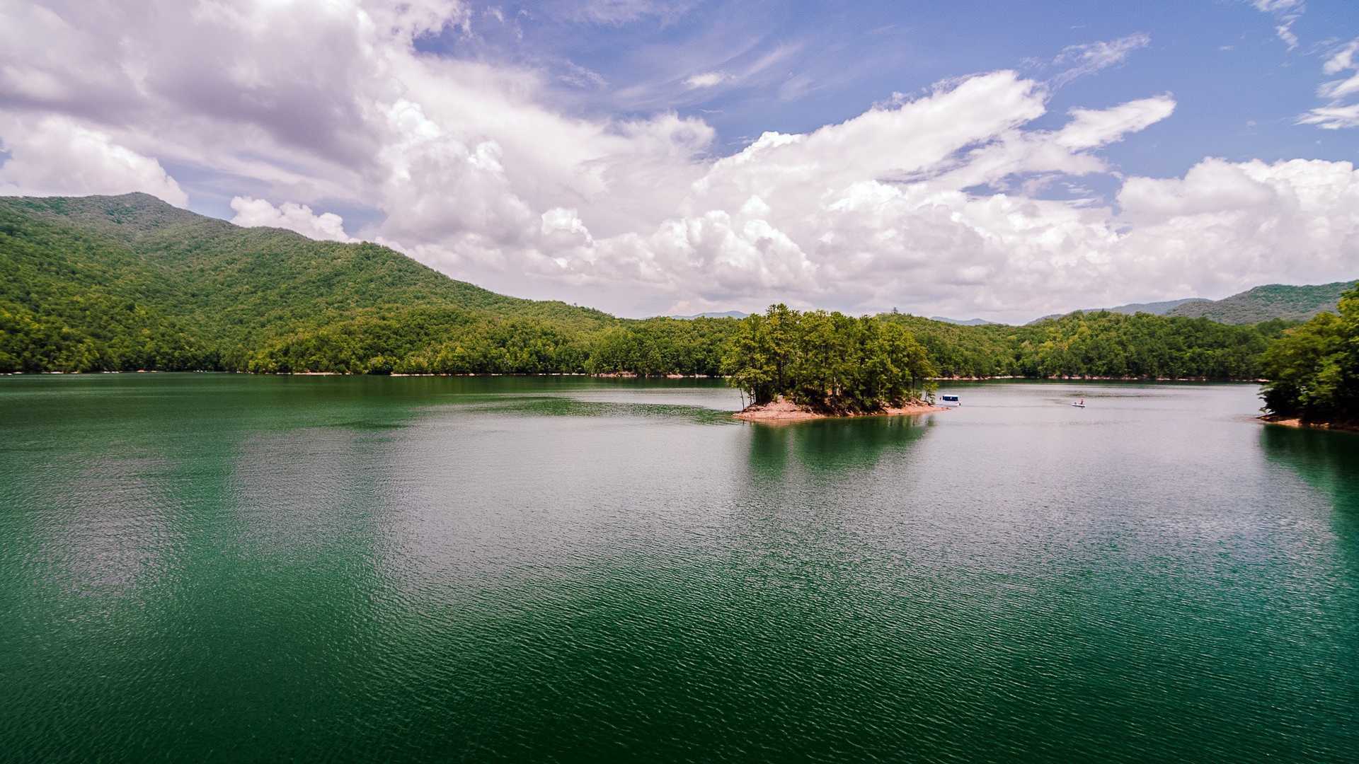 Остров на горном озере