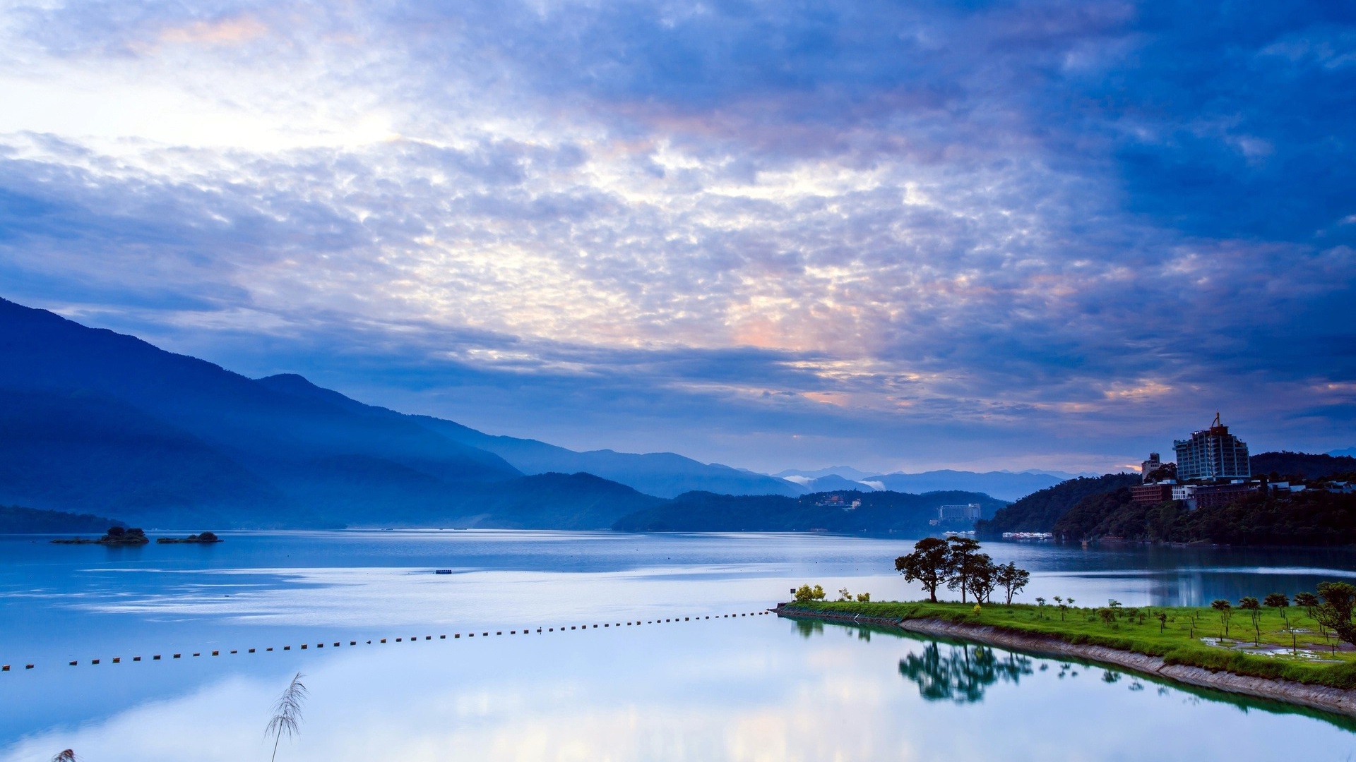 Голубые горы вдали