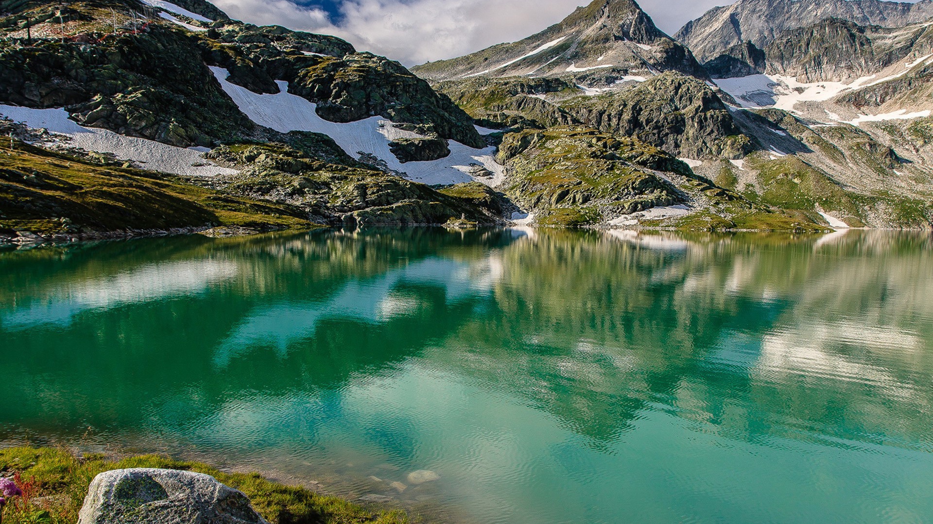 Зеленая вода горного озера