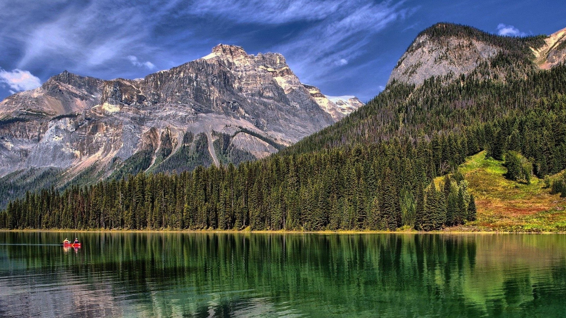 Горный пейзаж с озером