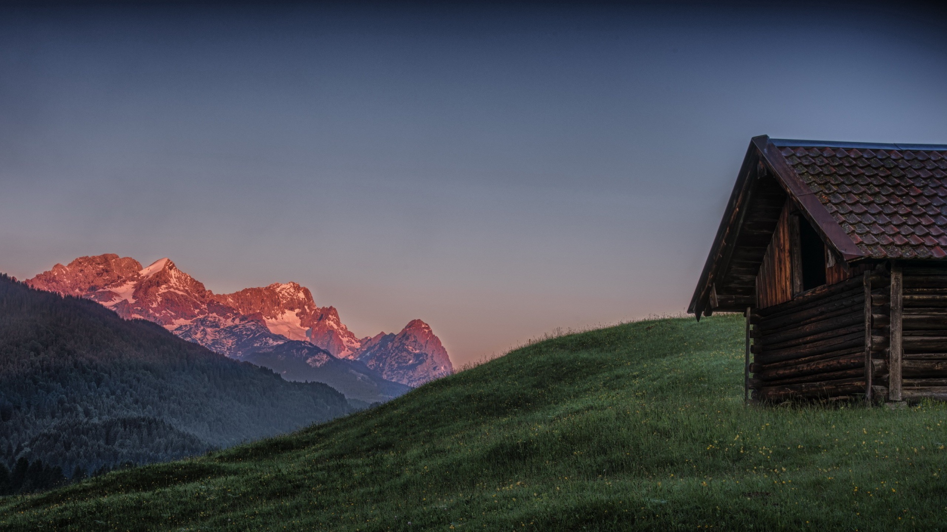 Старый деревянный дом в горах