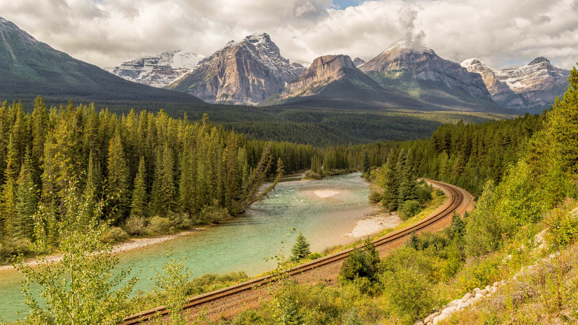Железная дорога у гор