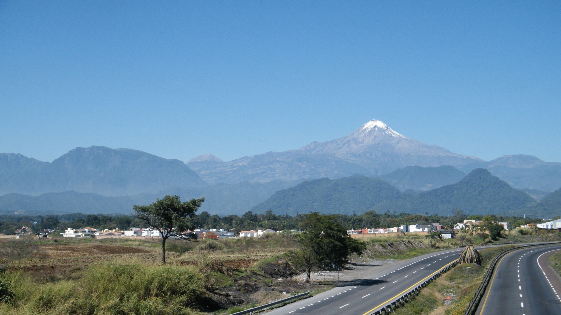 Белоснежная вершина горы