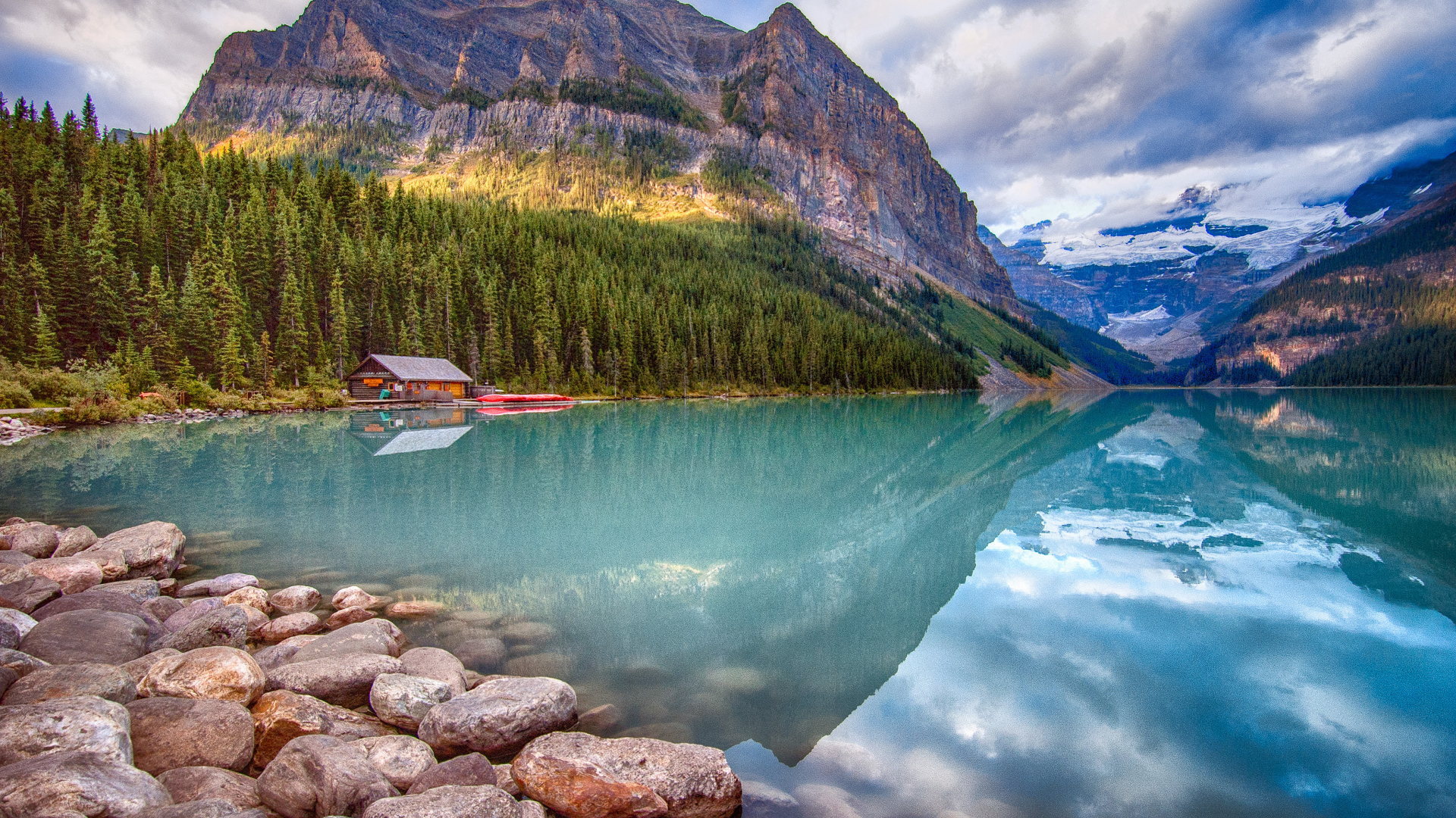 Дом на берегу горного озера