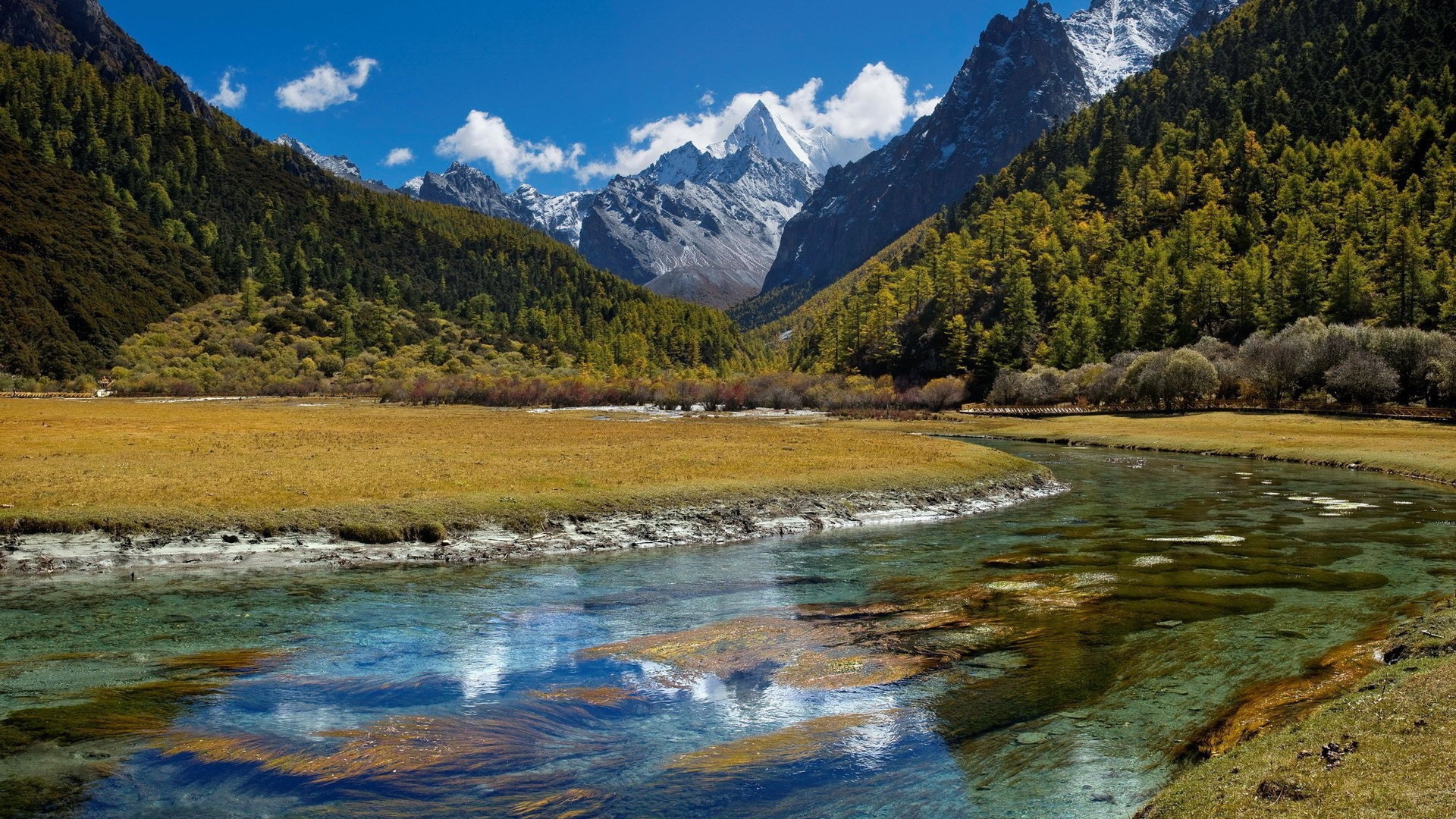 Река течет по долине