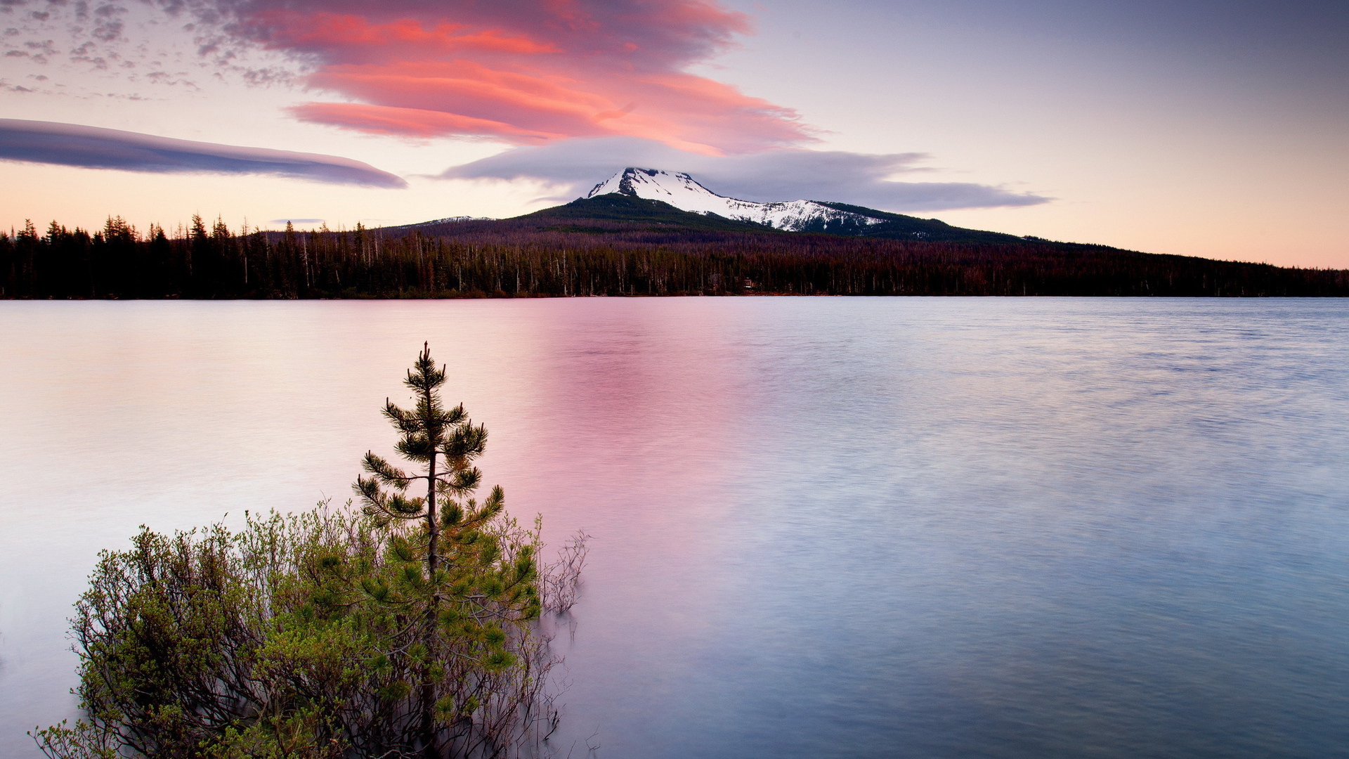 Белая гора за озером