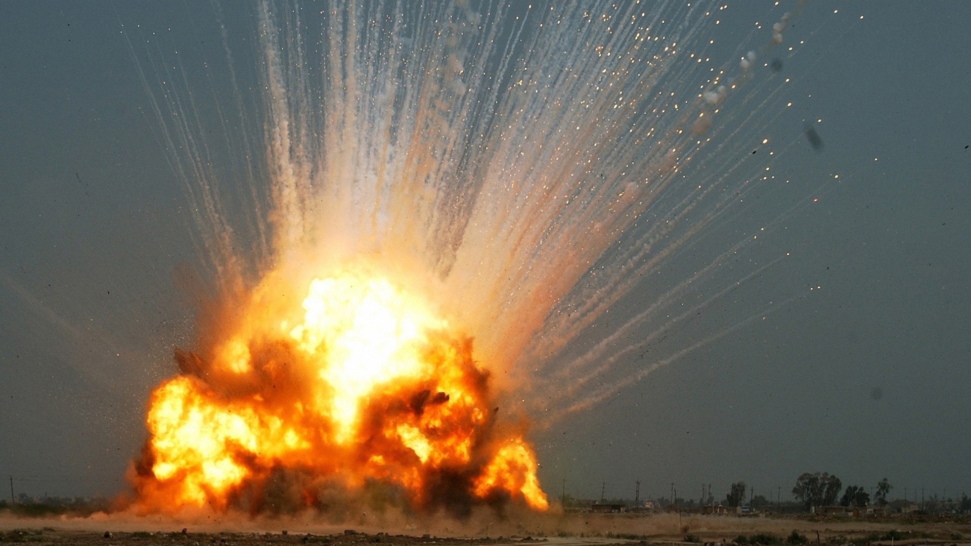 Оранжевое пламя взрыва