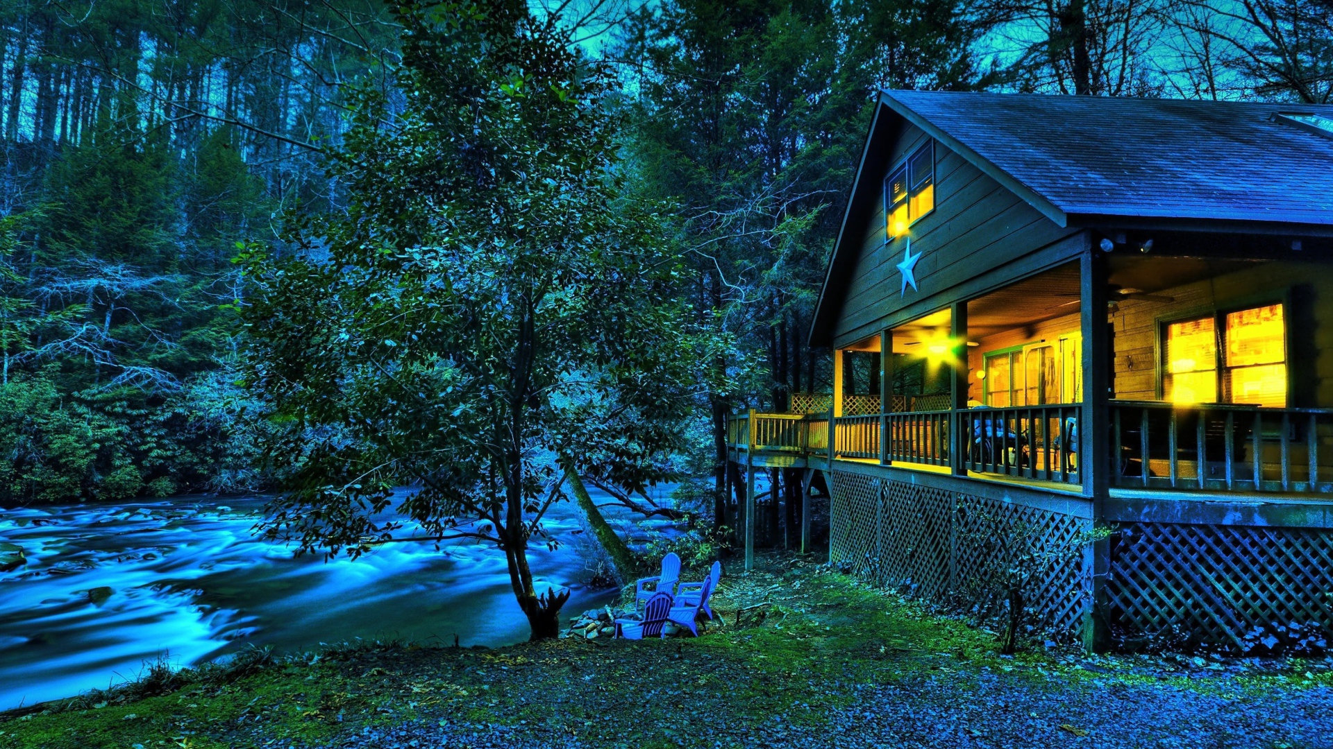 Дом около реки