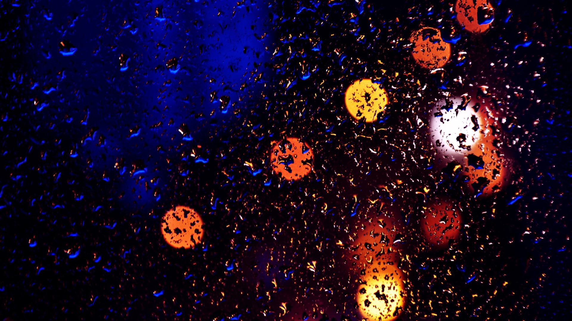 Свет фонарей через мокрое стекло