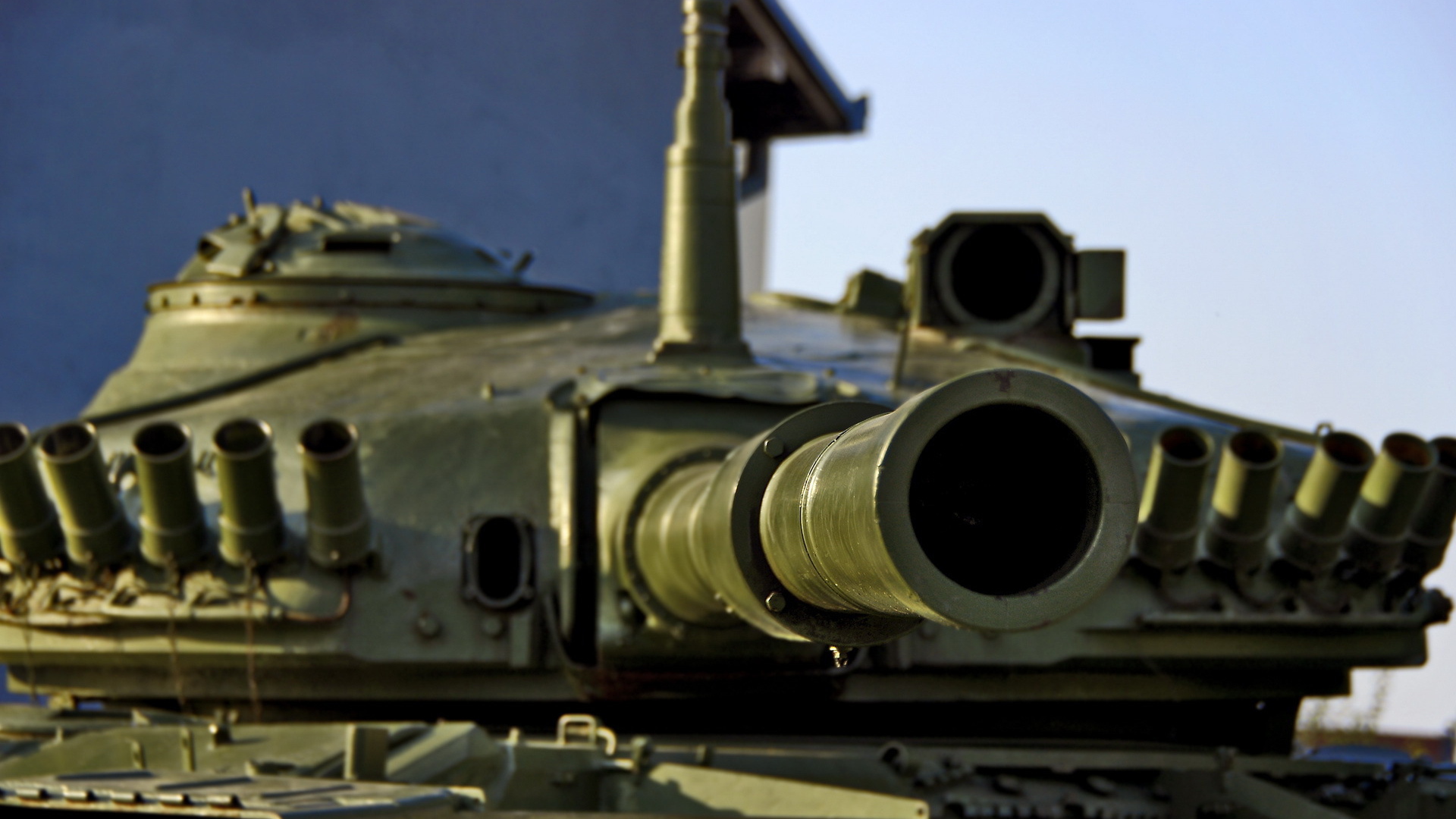 Дуло пушки бронемашины