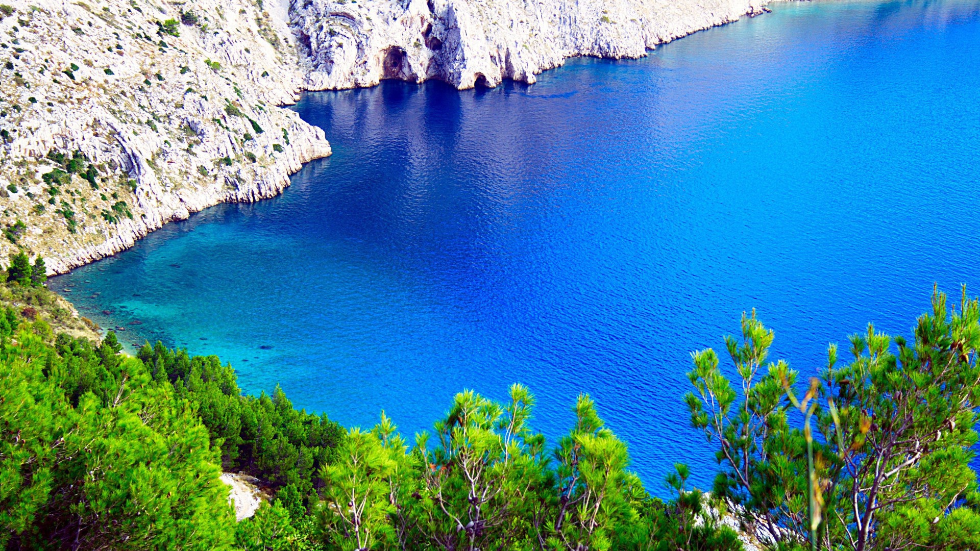 Голубое озеро среди скал