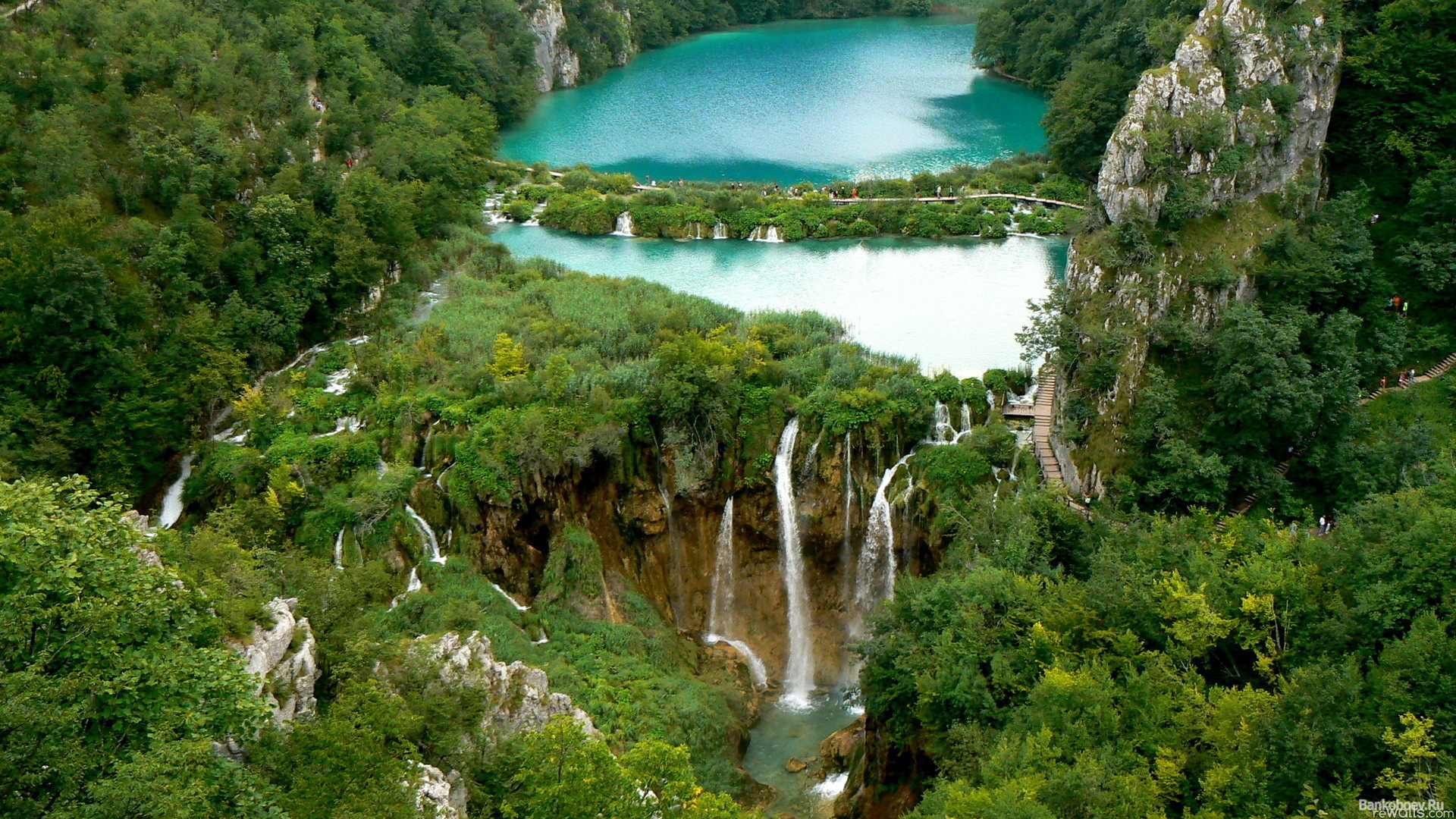 Голубое горное озеро