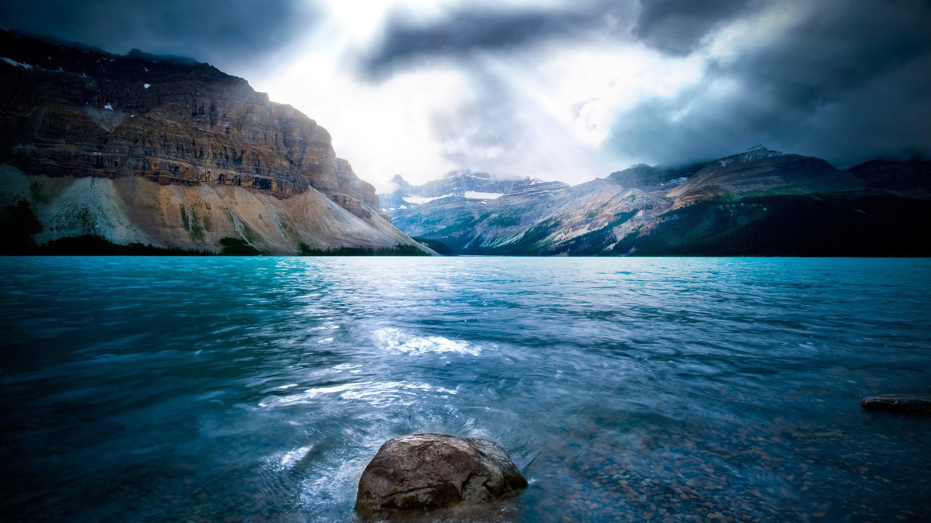 Камень у берега озера