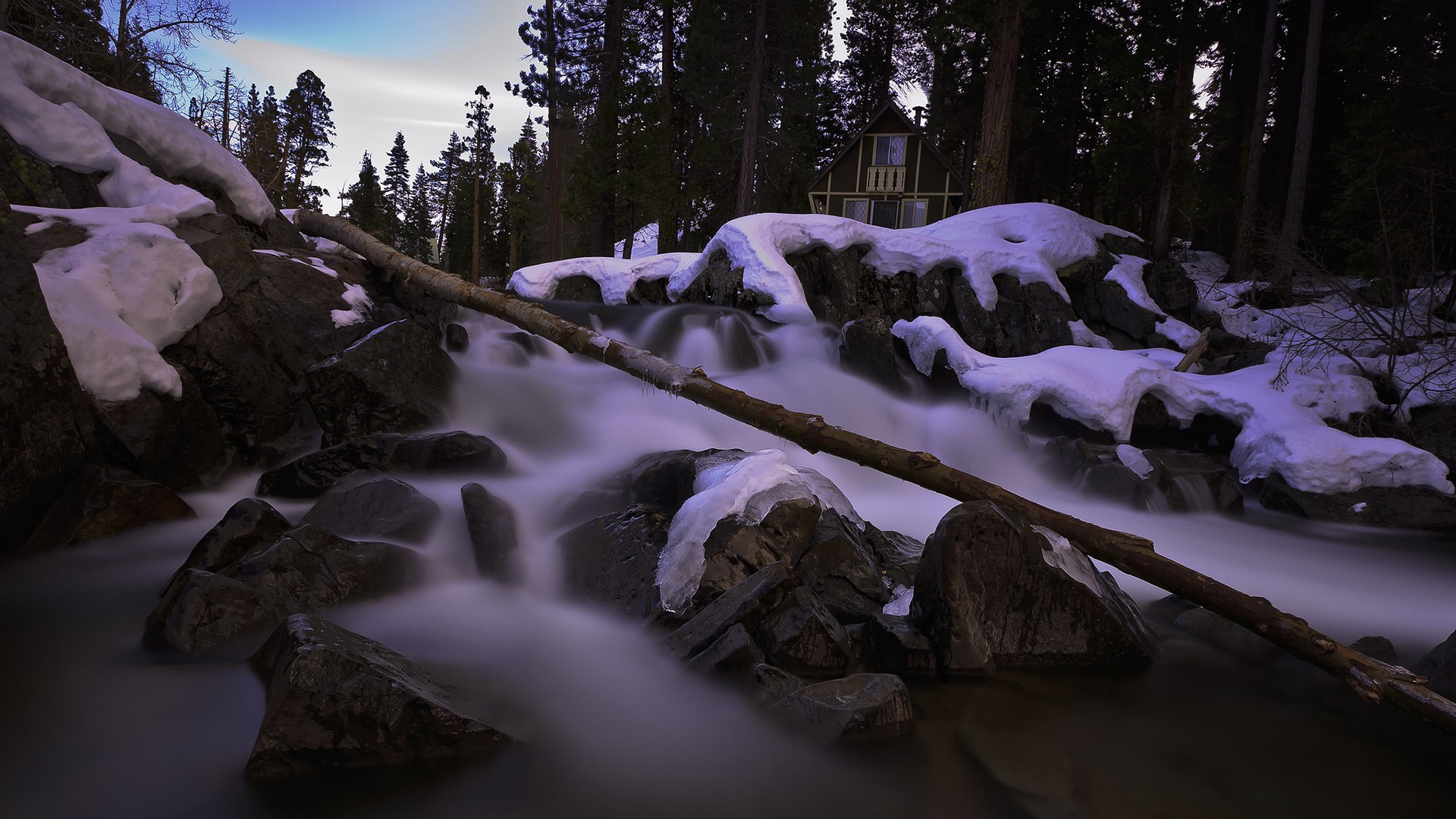 Дом у горной реки