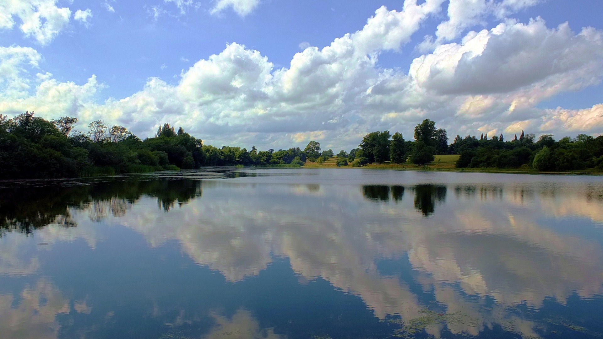 Облака отражаются в озере