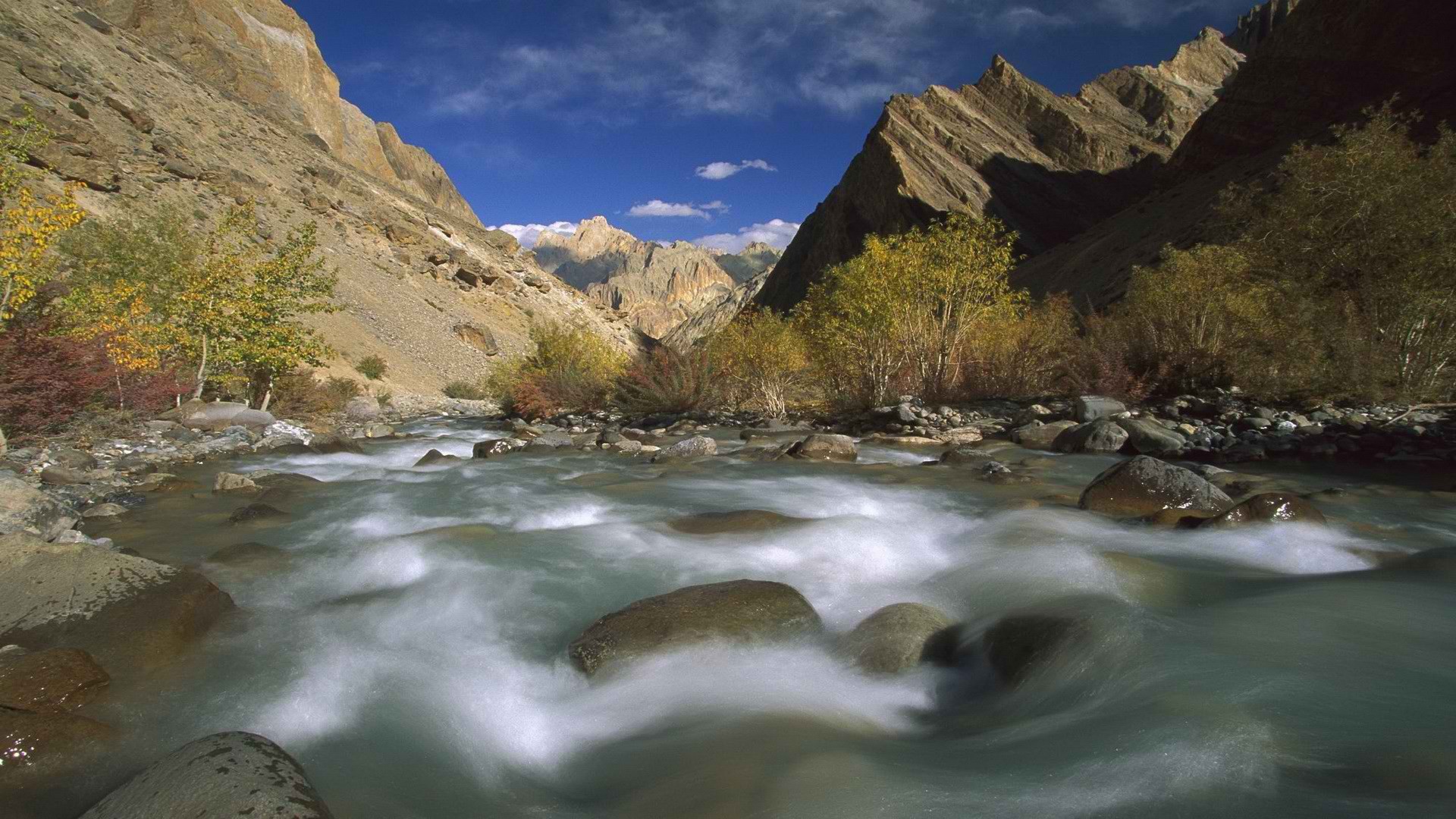 Быстрая горная река