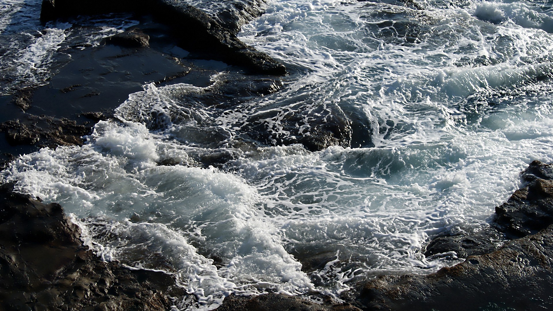 Бушующее  море у берега