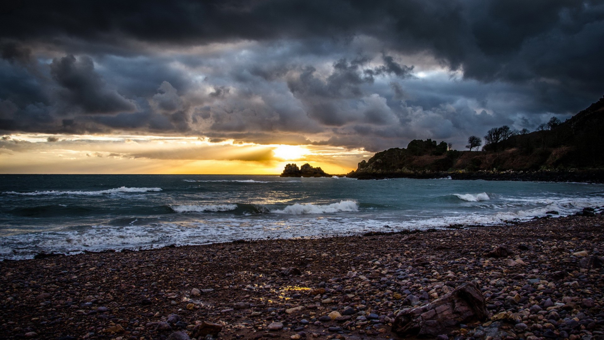 Каменистый берег