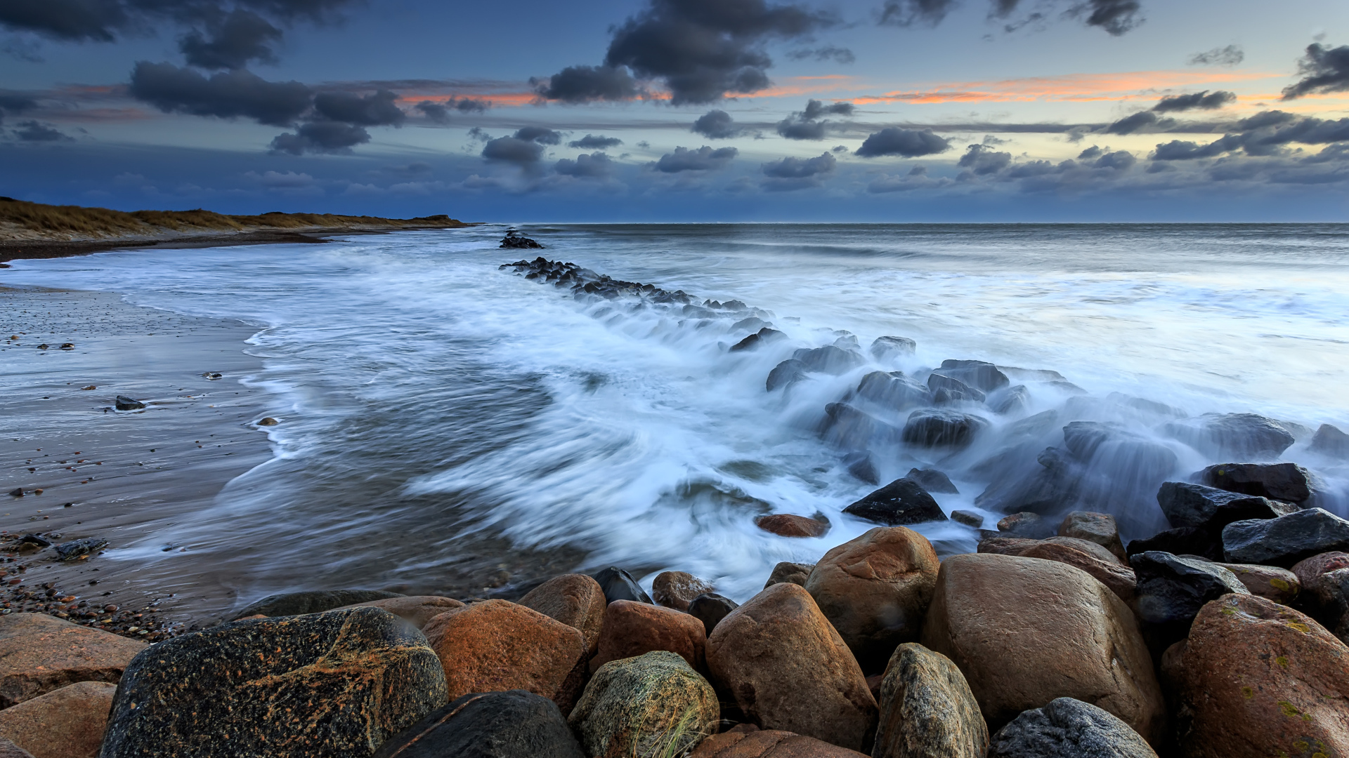 Накатывает седое море
