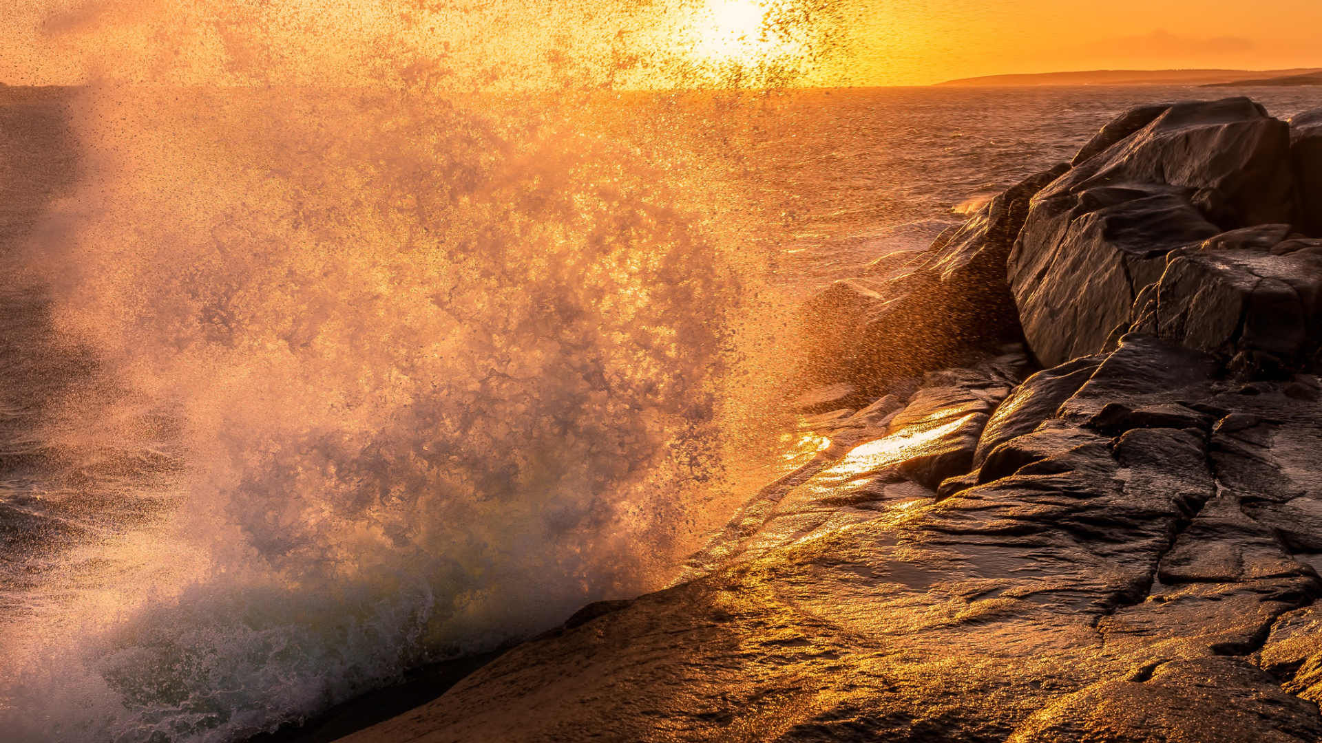 Морской прибой у берега