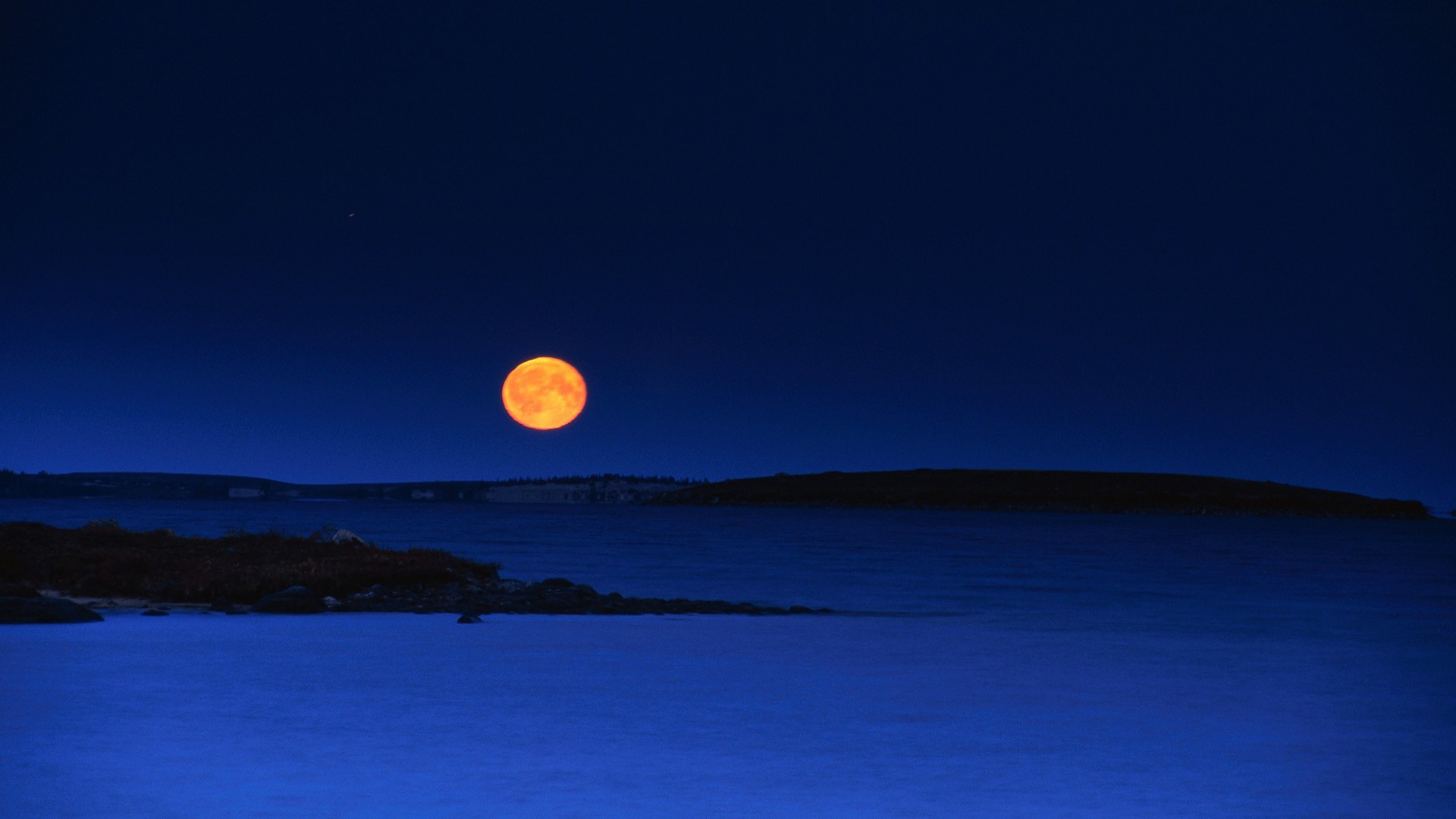Луна на вечернем небе