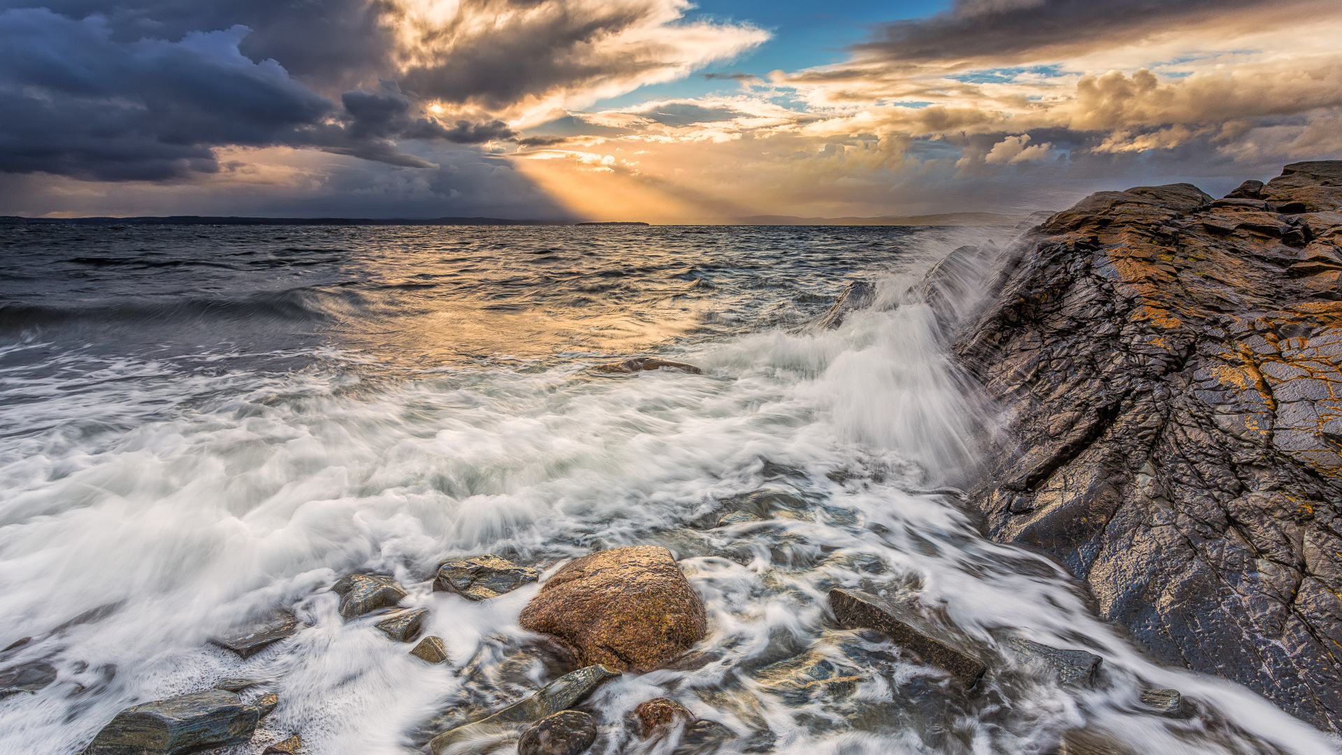 Волны бьются о скалы