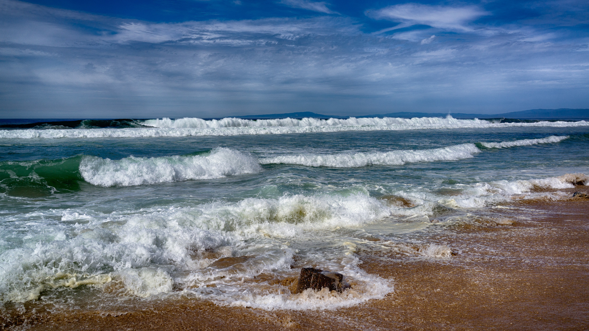 Вид на штормящее море