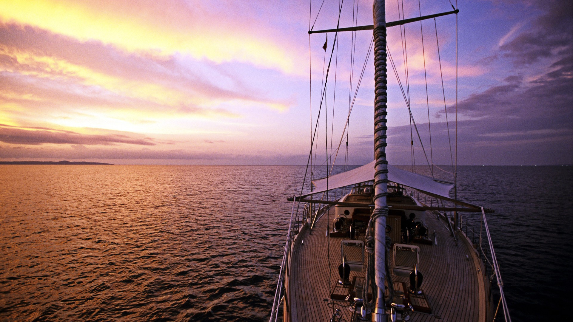 Яхта в море