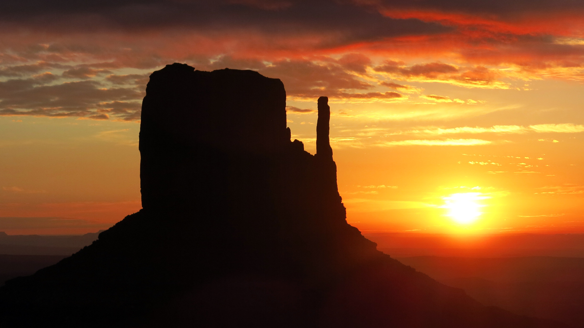 Красивый закат в Долине монументов