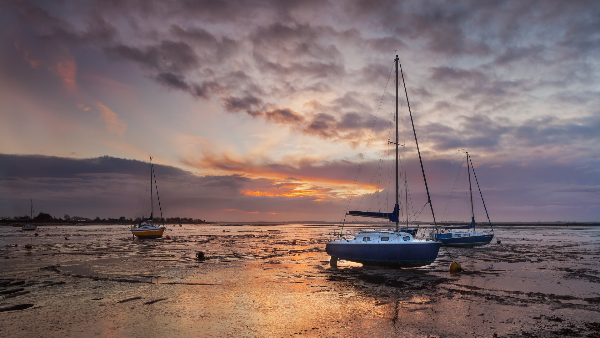 Красивый закат в Великобритании