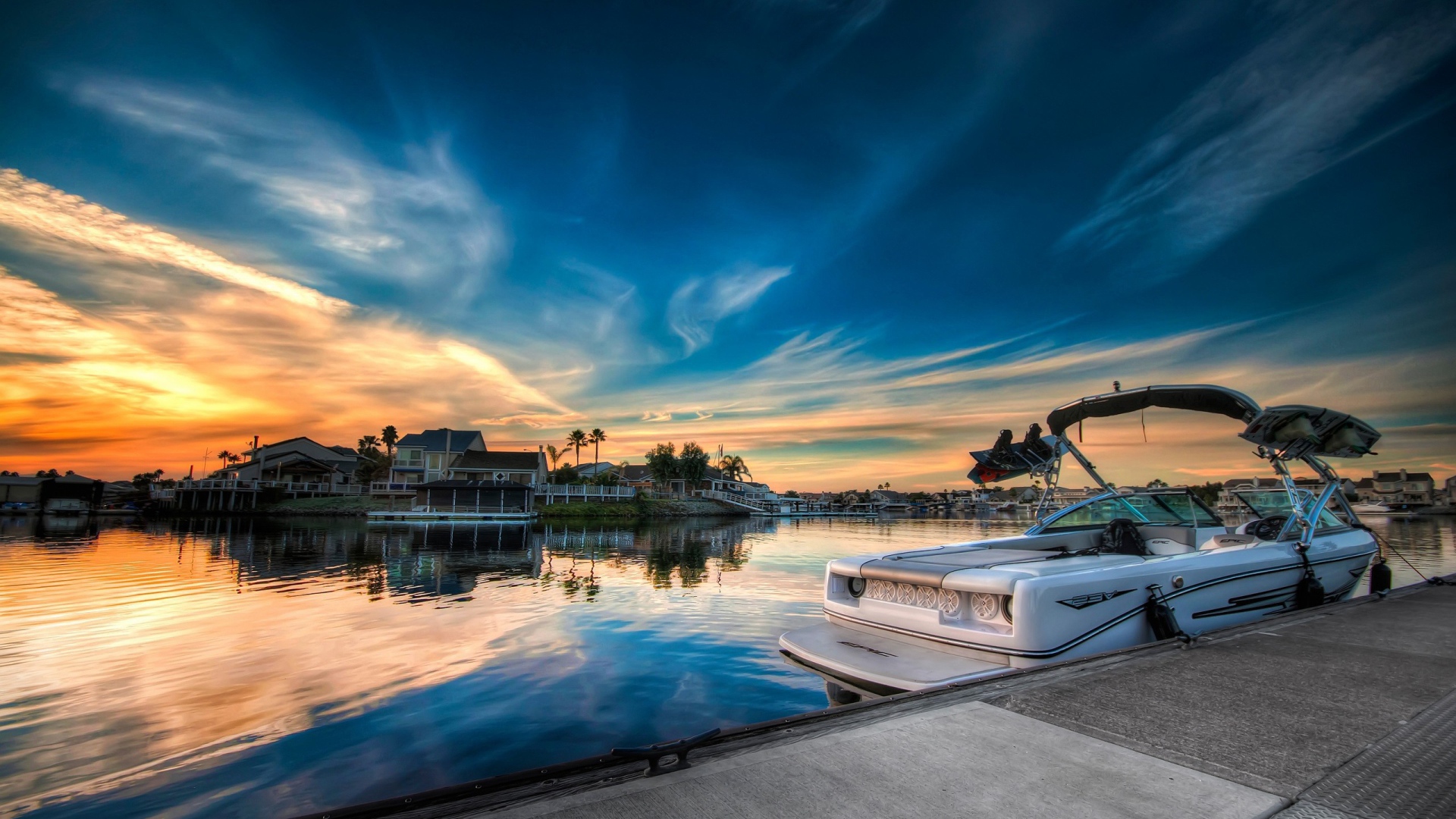 Красивый закат на пристани