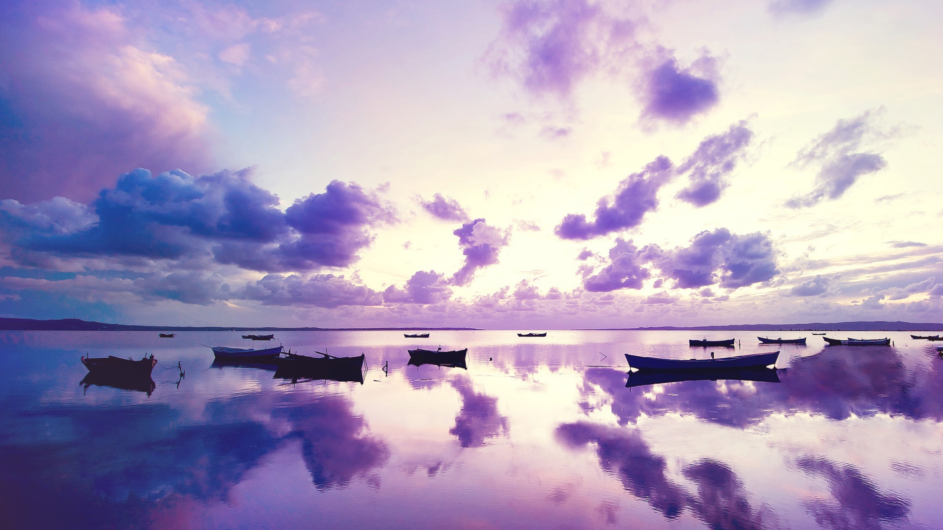Фиолетовый закат в океане