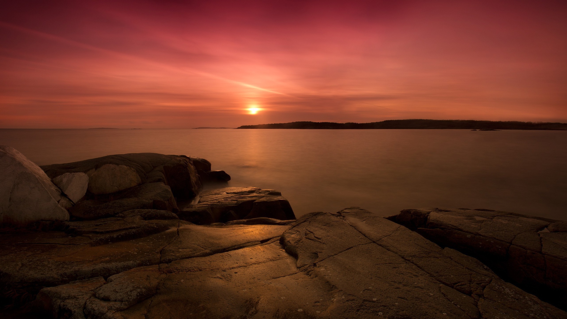 Закат на каменном берегу