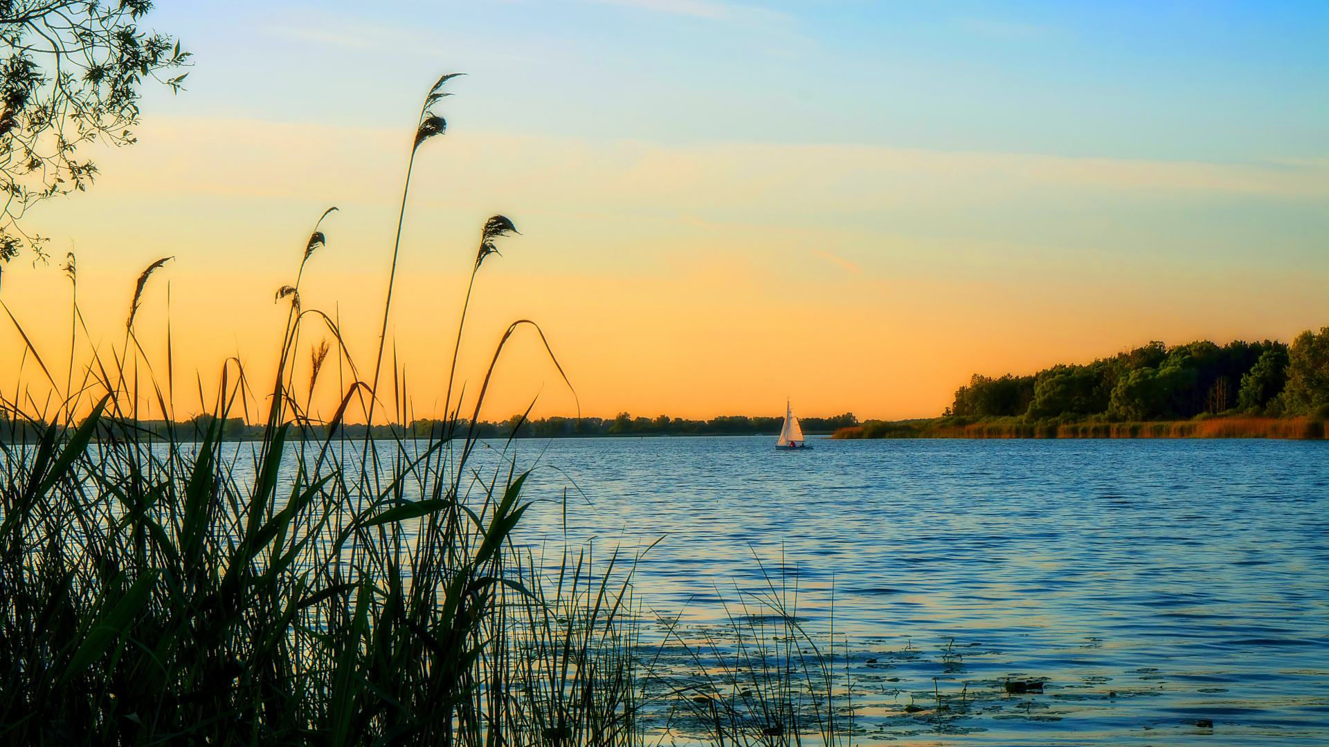 Закат над озером