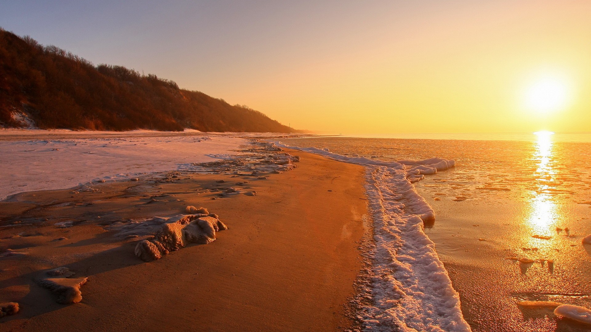 Морская пена на пляже