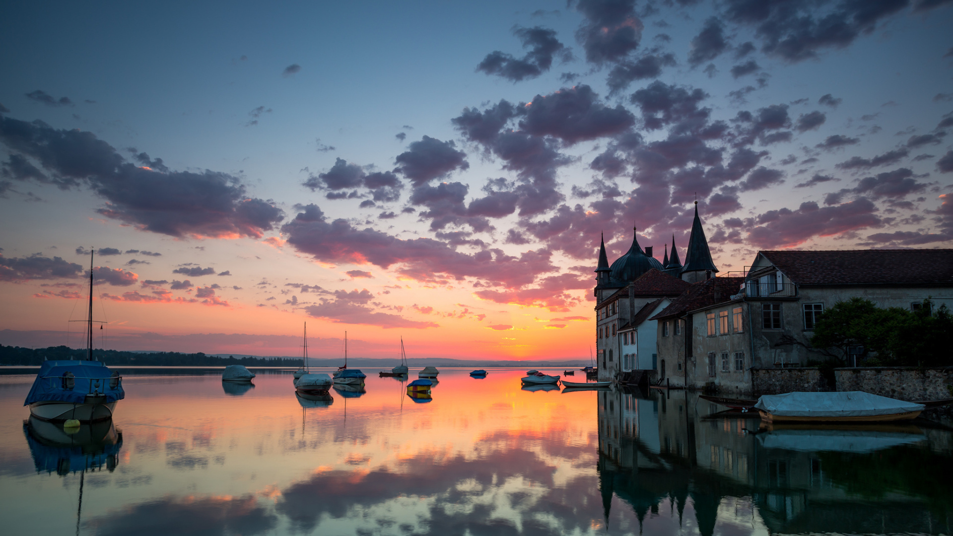 Отражение облаков в озере