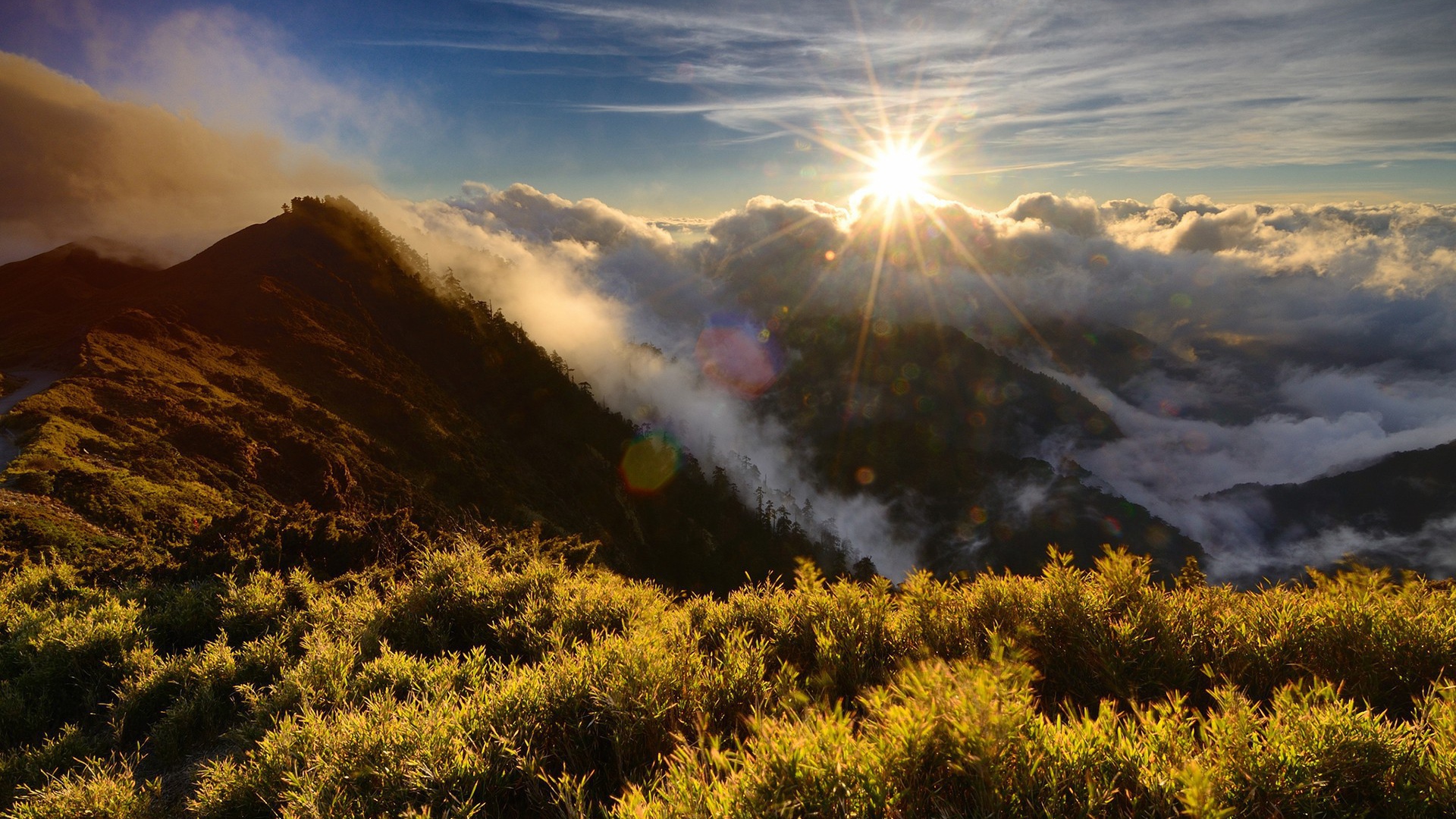 Солнце садится за горы
