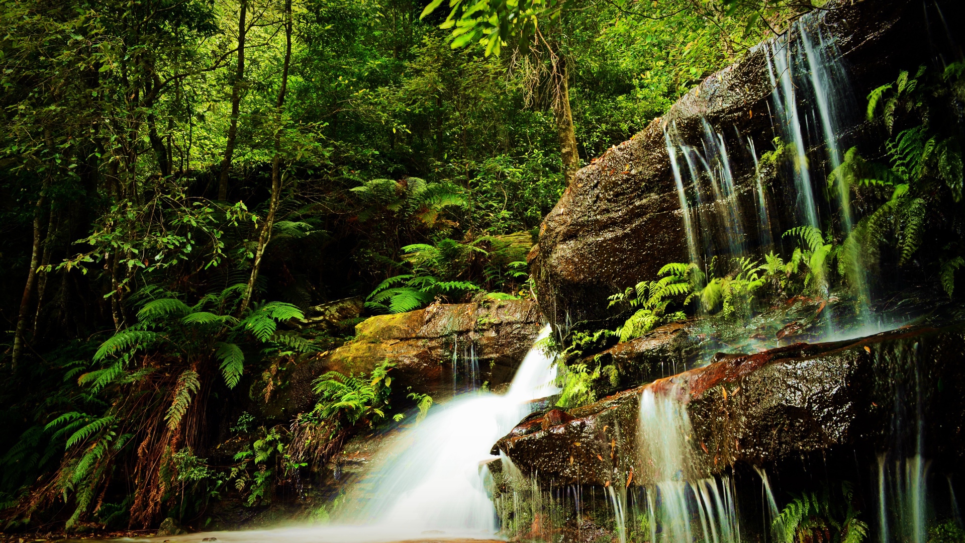 Красивый водопад на речке