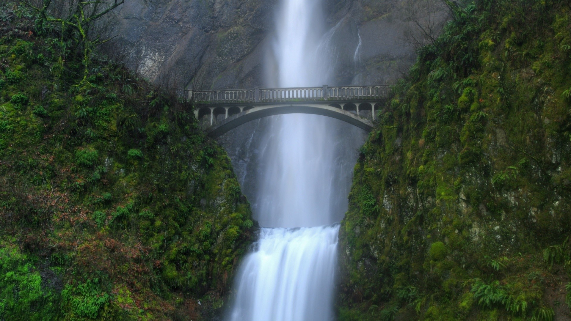 Мост над водопадом