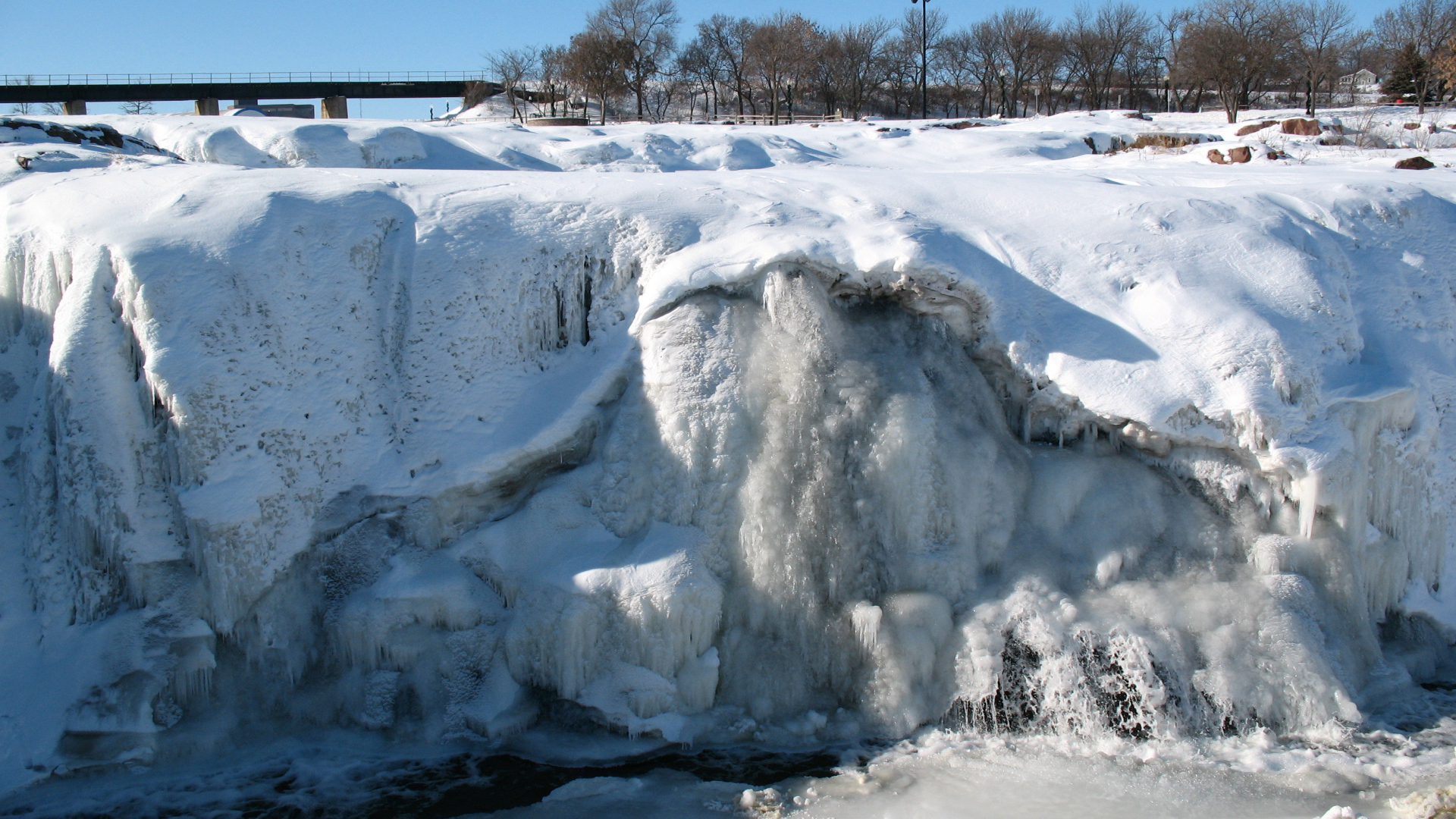 Замерзший водопад на Аляске