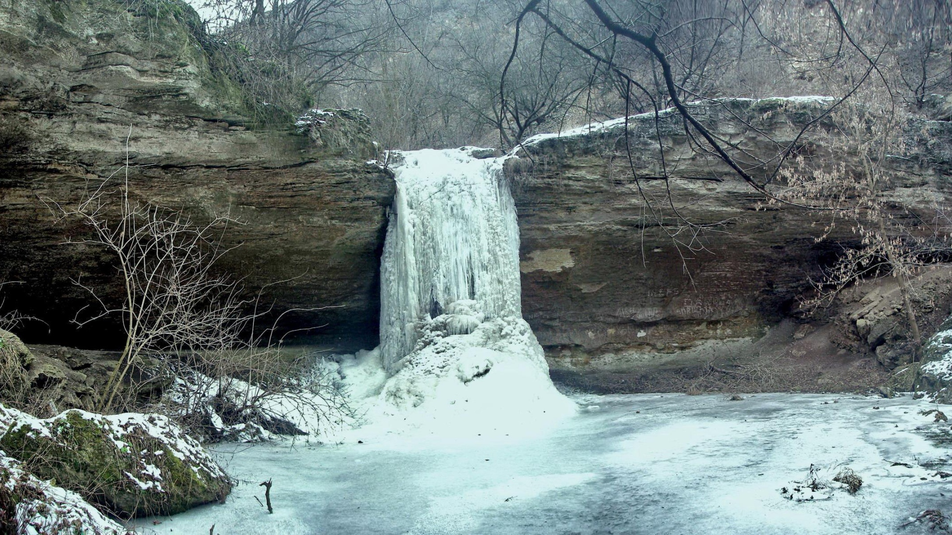 Замерзший водопад в Молдавских лесах