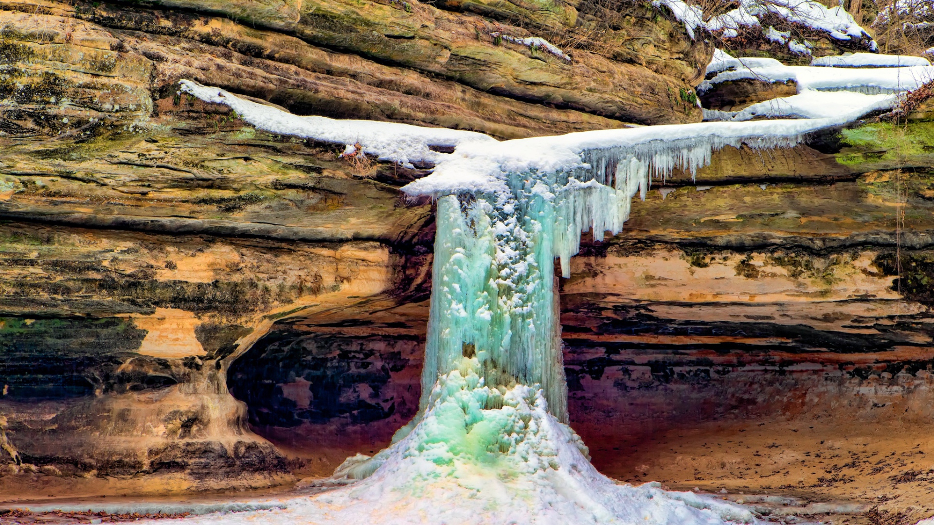 Замерзший водопад на скале