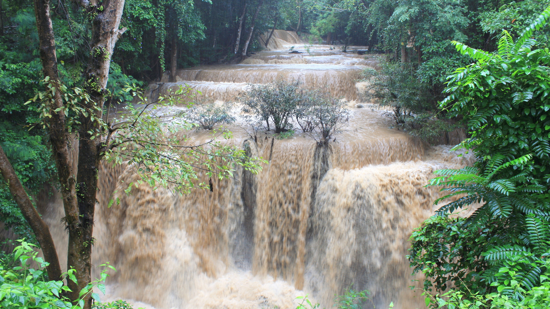 Мутная вода в водопаде