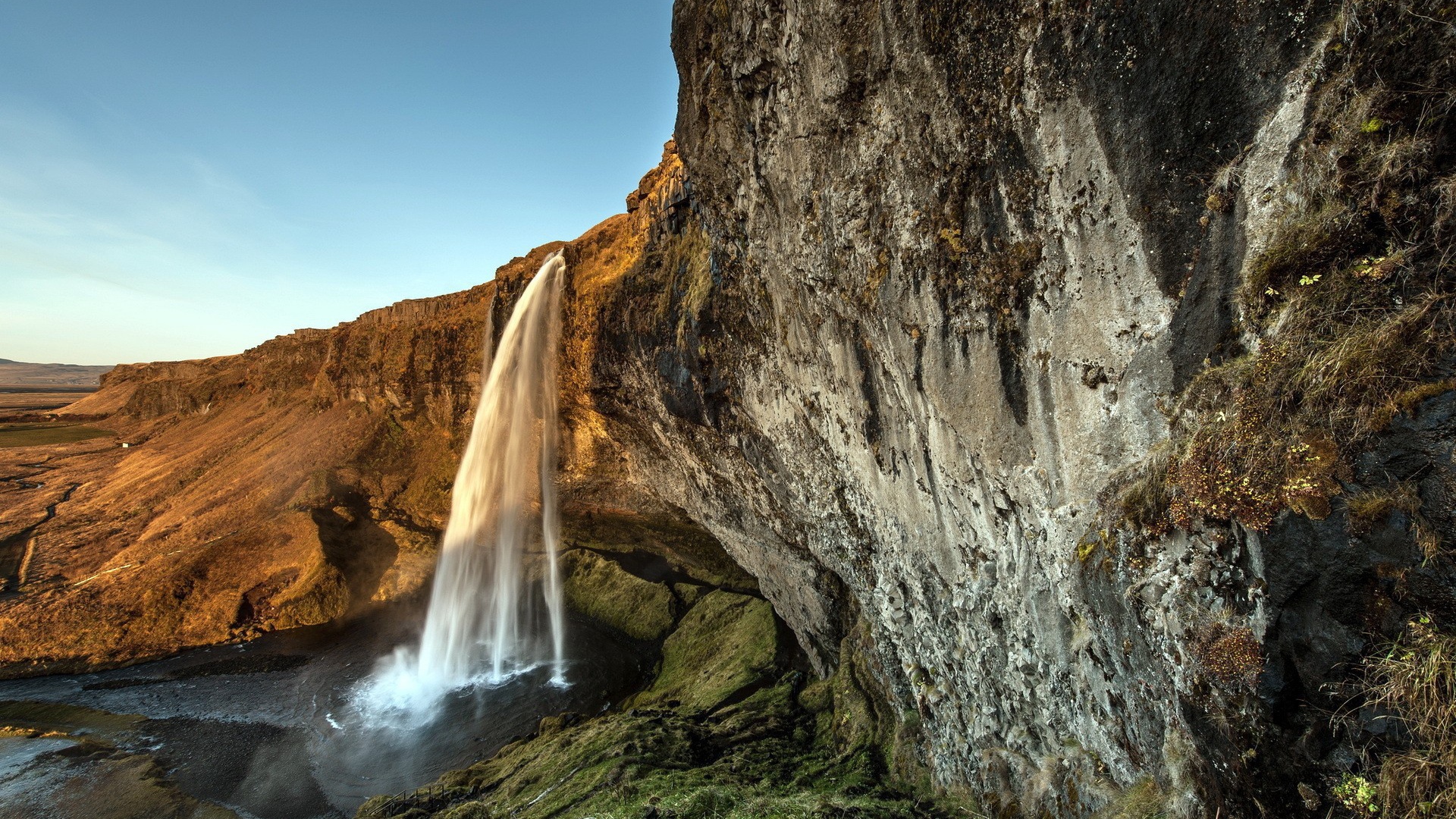 Вода льется со скалы