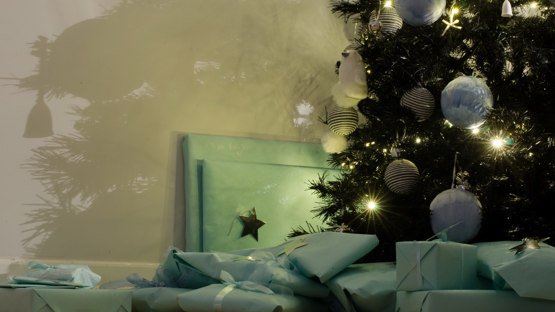 Гора подарков под елкой