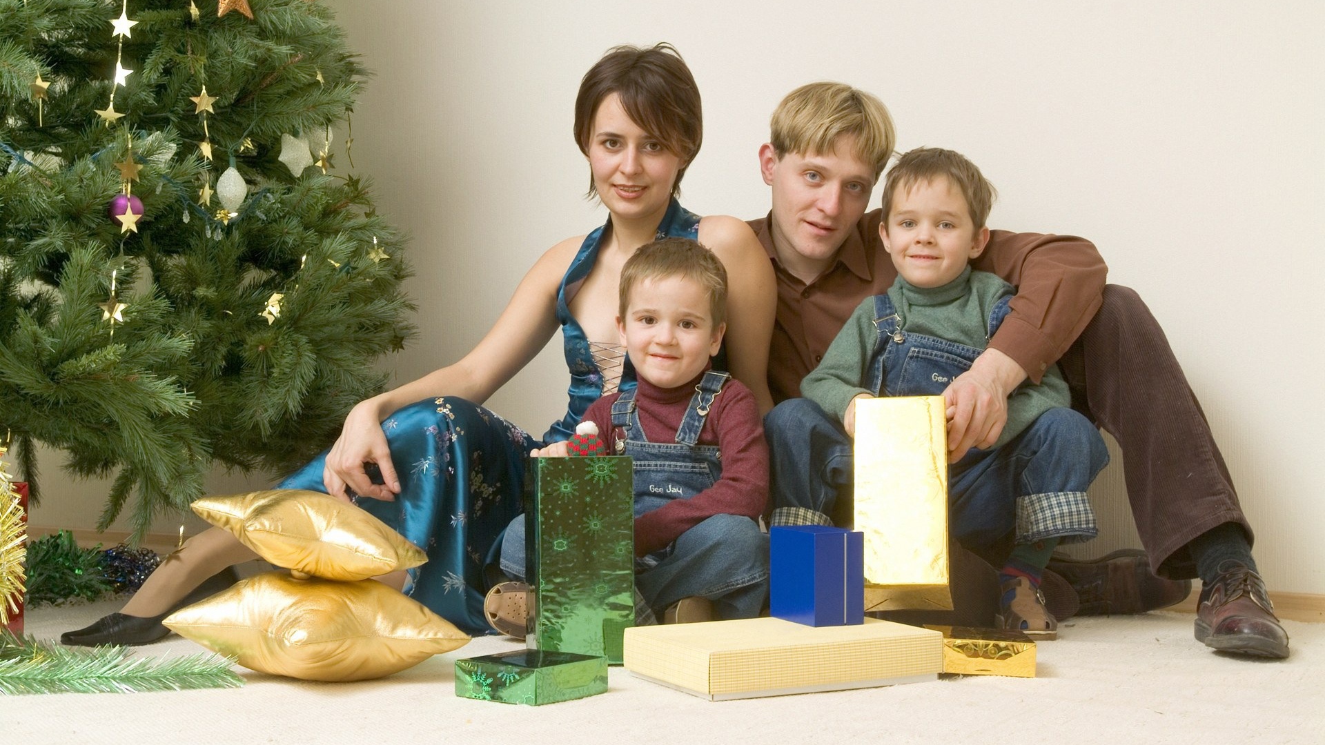 Семья празднует Новый год