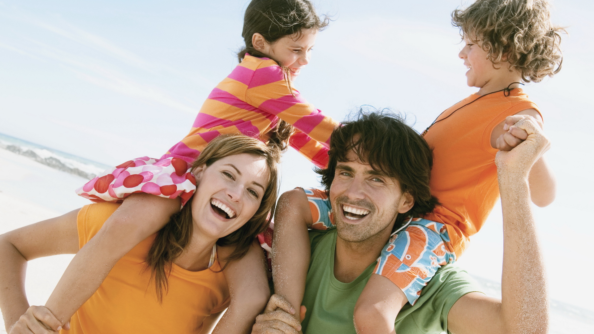 Семья с детьми у моря