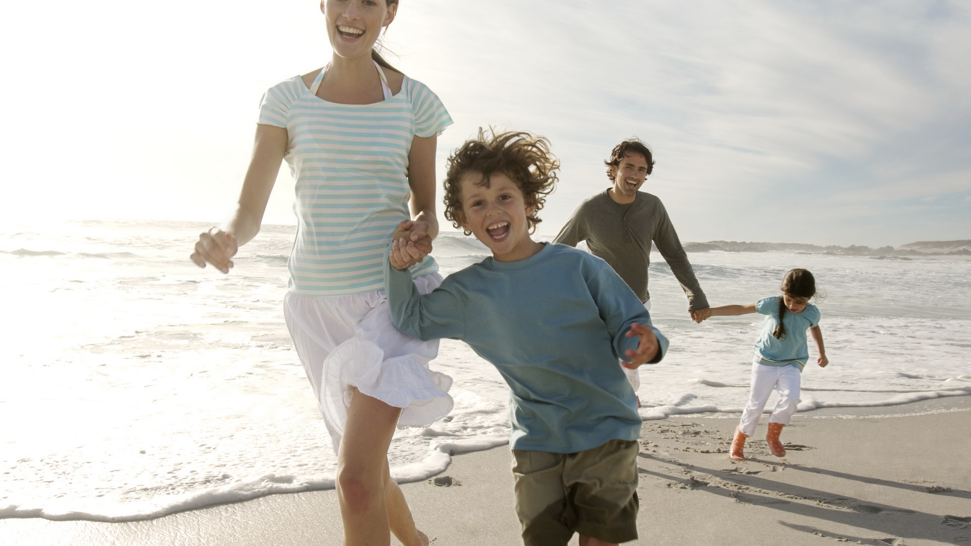 Семья гуляет на пляже