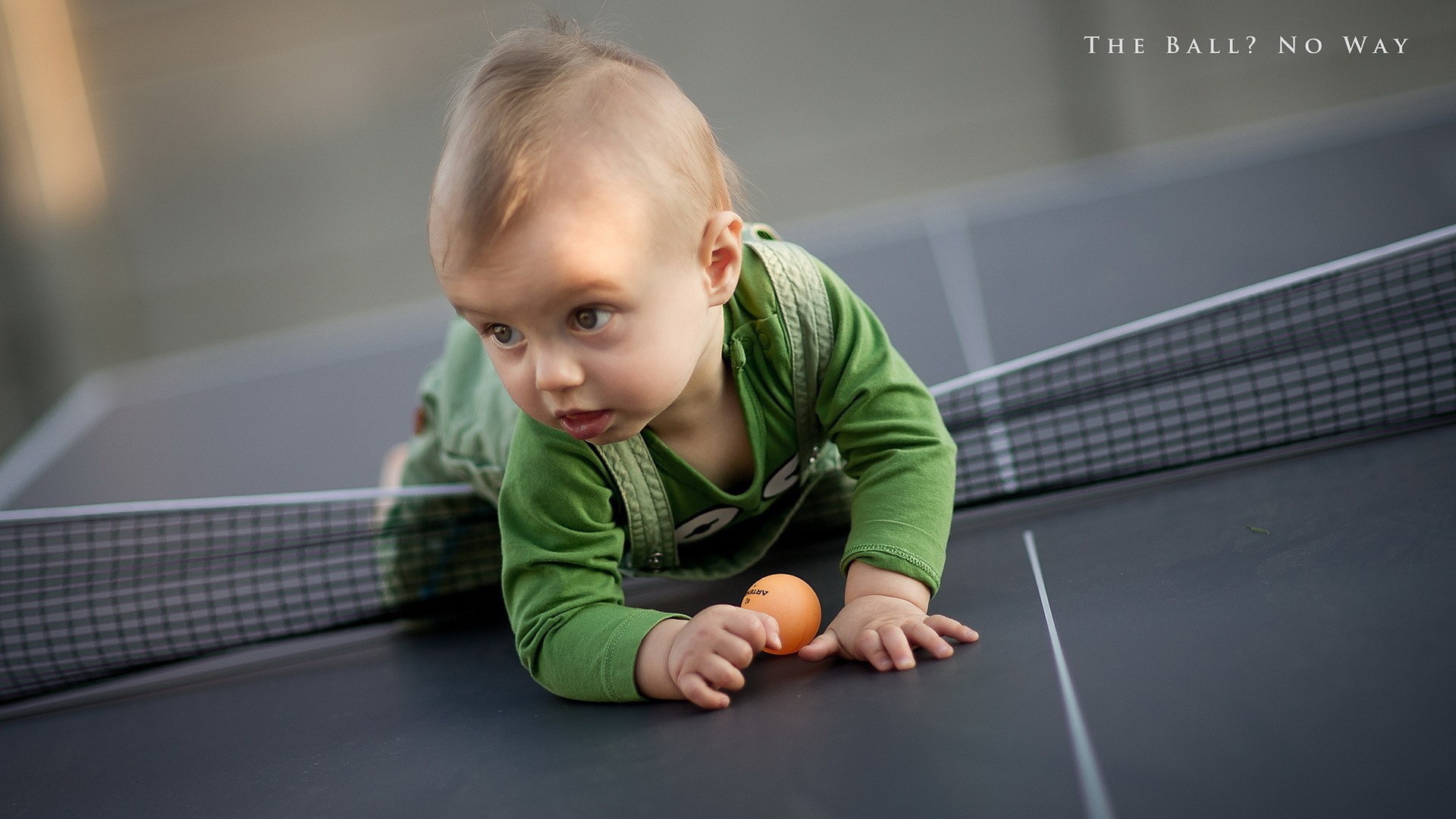 Ребенок на теннисном столе