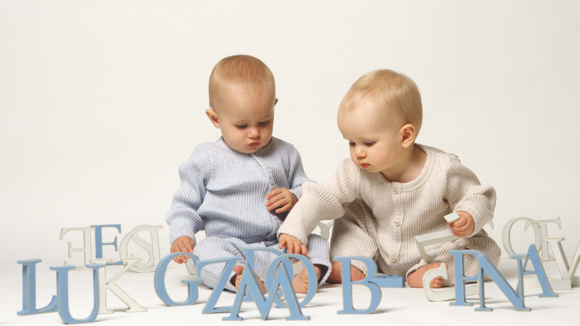 Дети играют с буквами